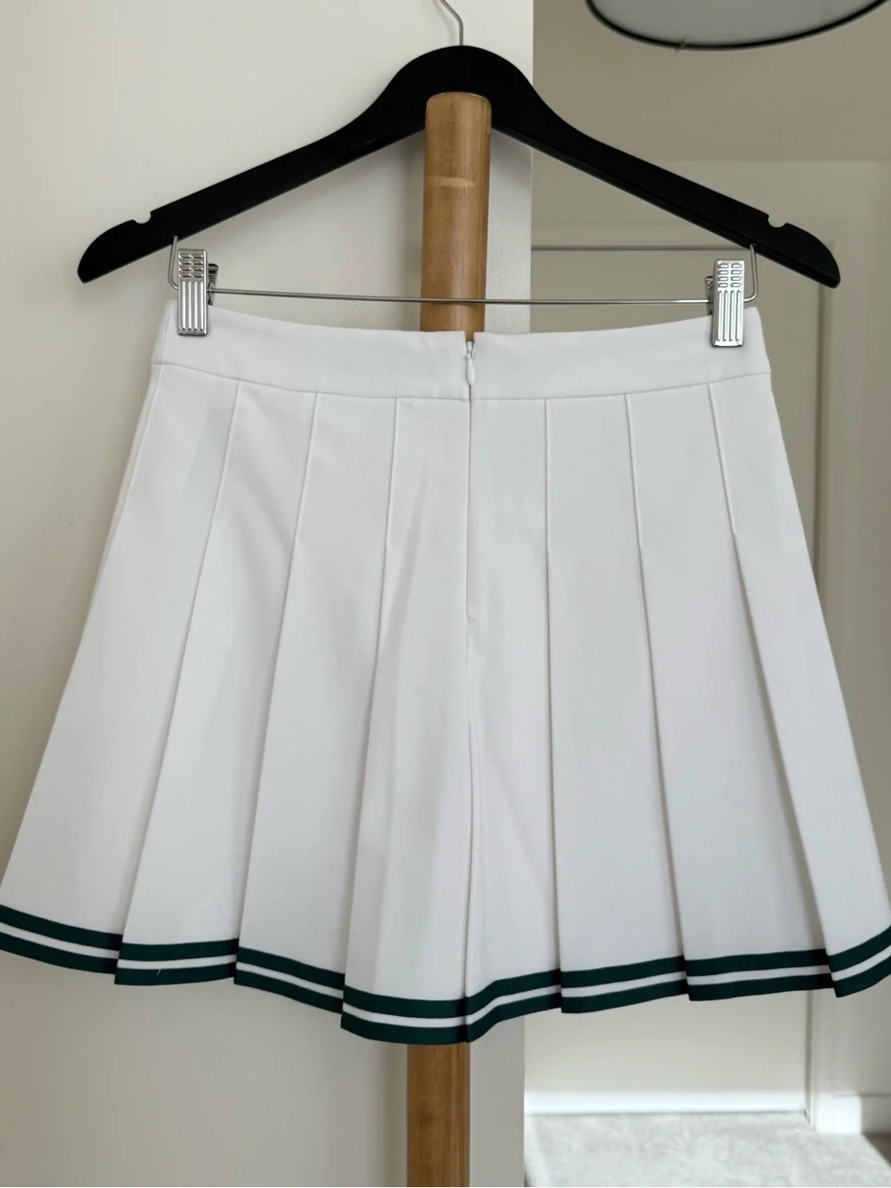 Aritzia. Sun-deh White Pleated Mini Tennis Skirt. US 4 size, true to size. New.